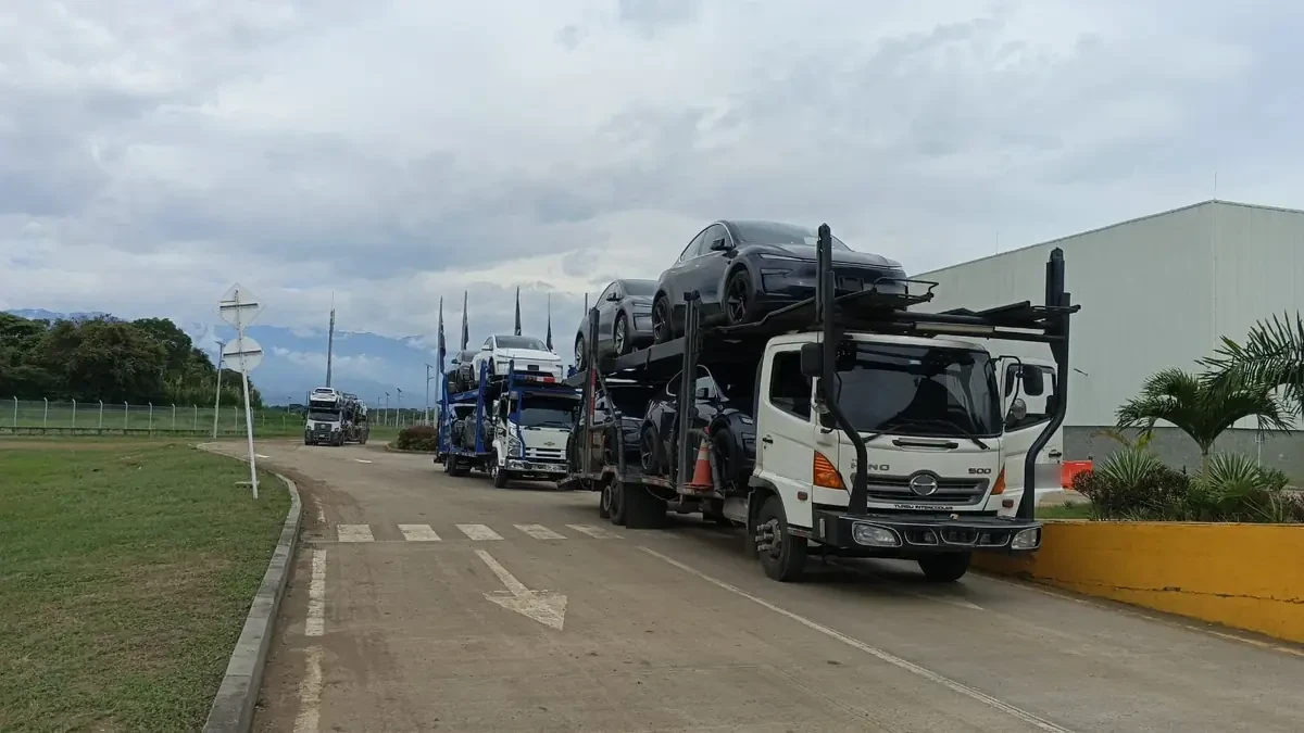 Niñera de Rexcarga cargada con vehículos nuevos